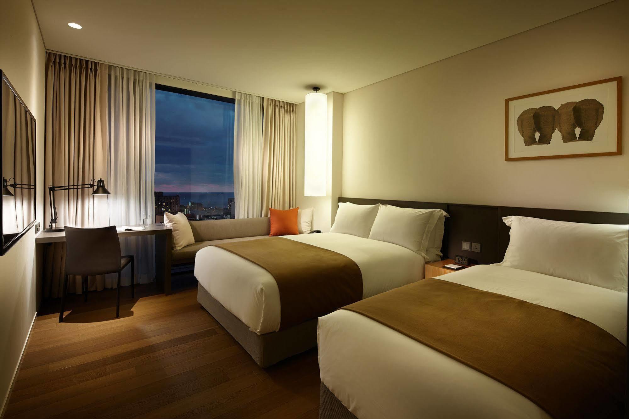 Shilla Seodaemun Station 4*
